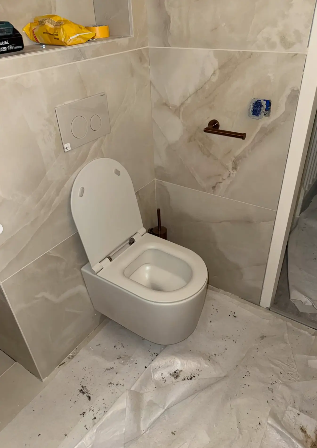 Hangend toilet geplaatst