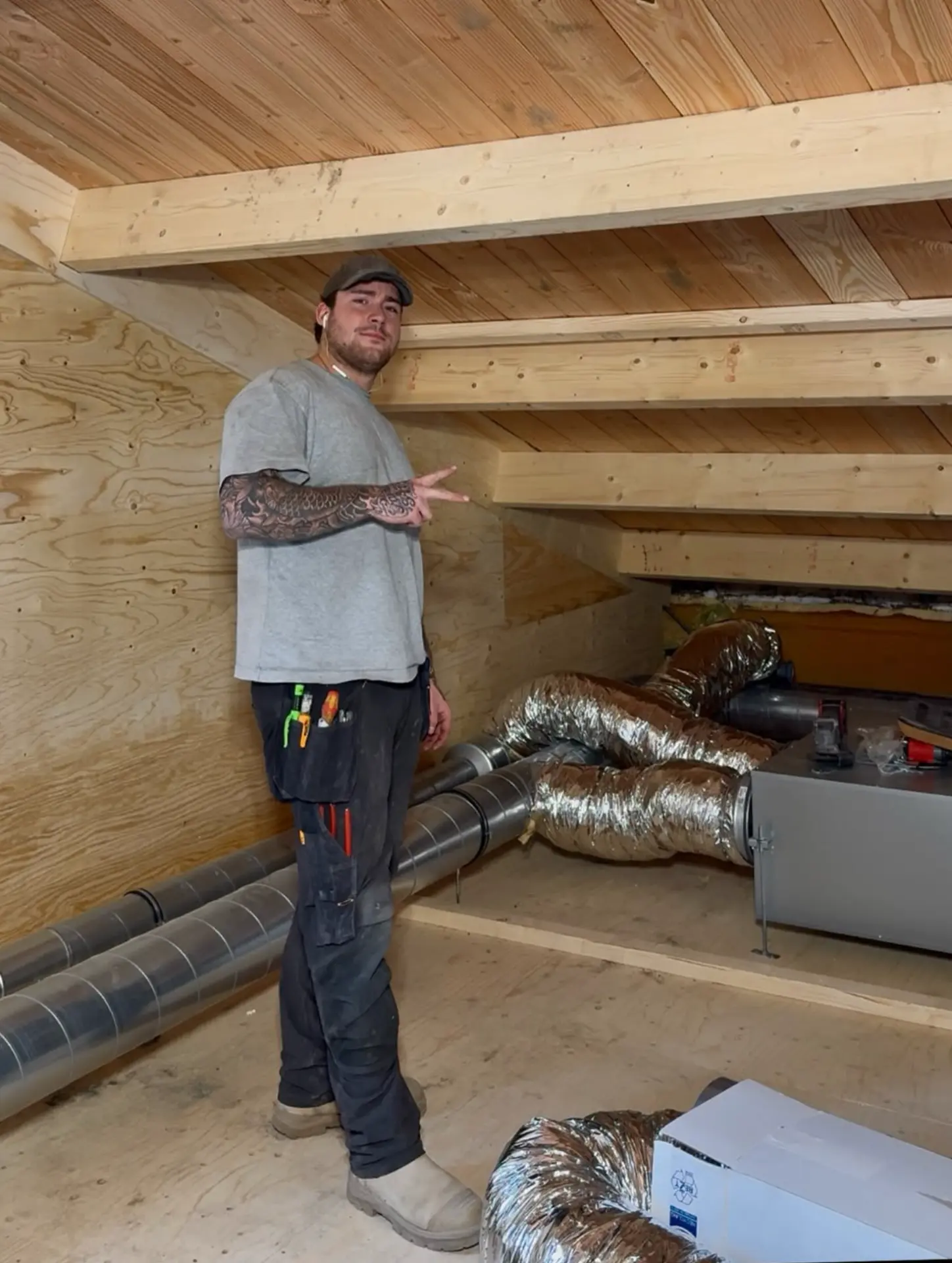 Monteur bij ventilatie op zolder